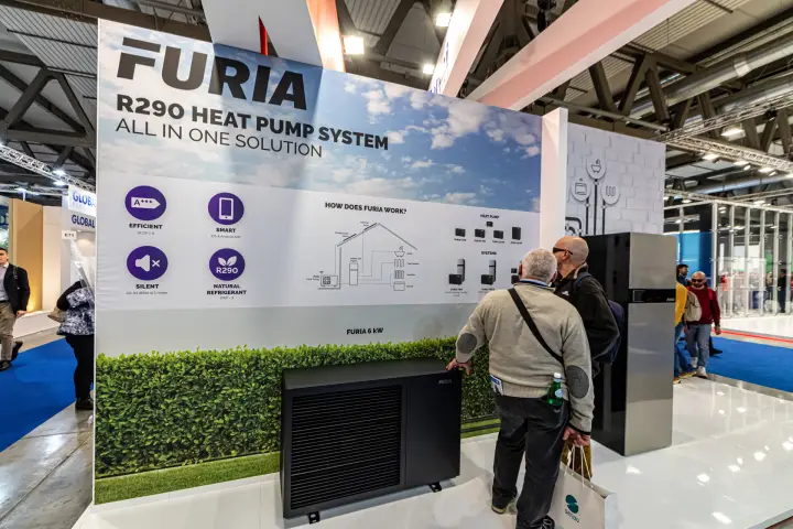 Furia 6 kW R290 heat pump outdoor unit with system diagram wall at MCE 2024