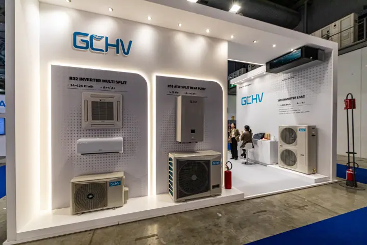 GCHV R32 multi split and air-to-water heat pump display