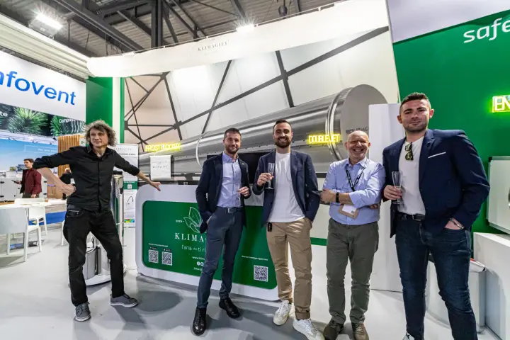 Group at the Klimagiel counter with perforated steel duct display