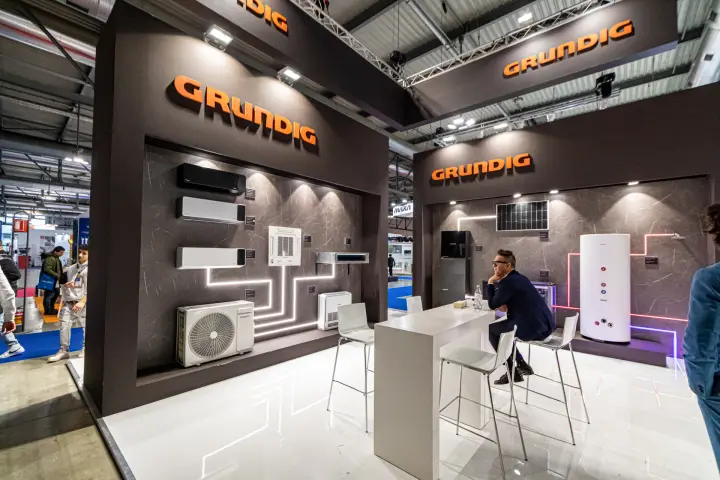 Grundig split, cassette and ducted units linked by light lines to an outdoor unit
