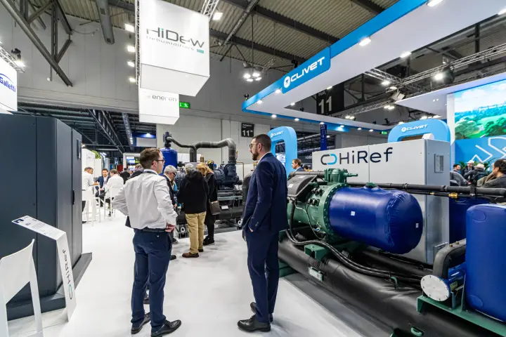 HiRef open-frame unit with green compressor and blue insulated vessels at MCE 2024
