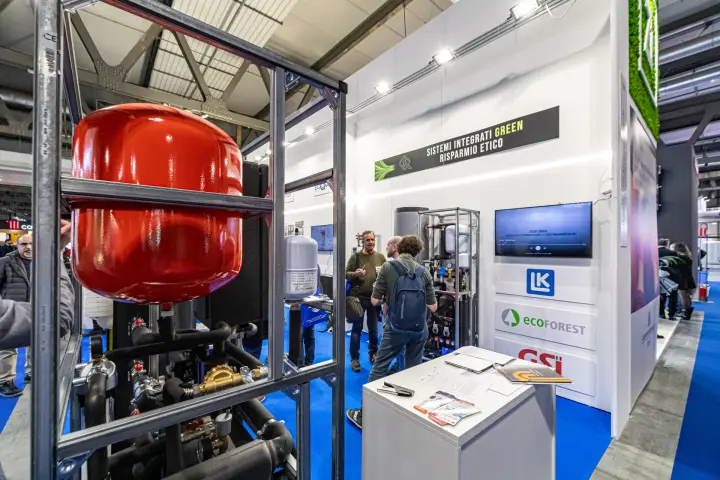 Hydronic module with red expansion vessel at the Sistemi Integrati Green stand