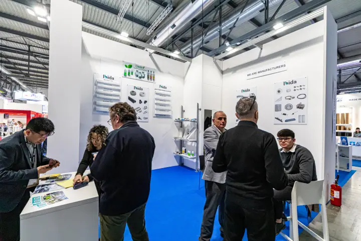 Ibida stand with air conditioning gutters and insulation pipes