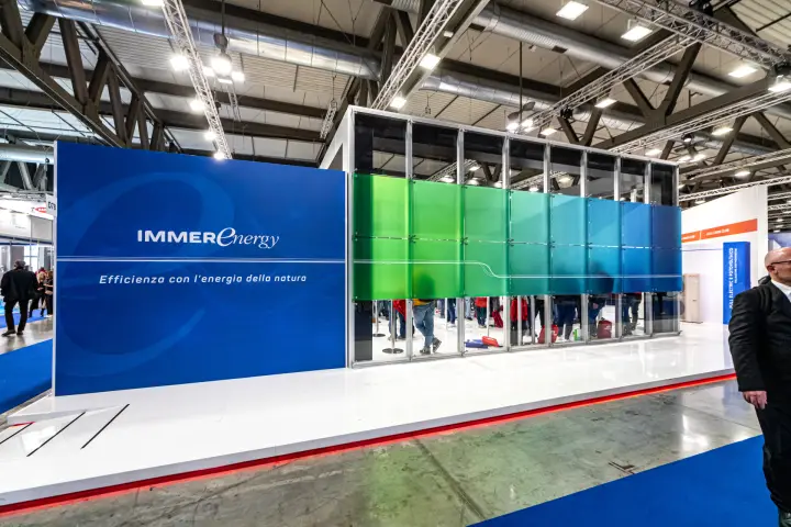 ImmerEnergy stand with a blue wall and green-to-blue gradient glass facade