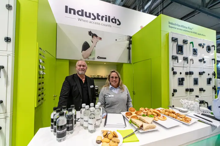 Industrilås hospitality counter with branded water and Klima-Flex hardware wall