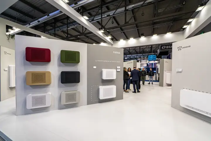 Innova display wall with colour options of the Färna wall-mounted unit
