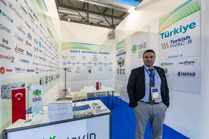 İSKİD desk with Turkish flag, magazines and 'Türkiye Turkish HVAC-R' panel