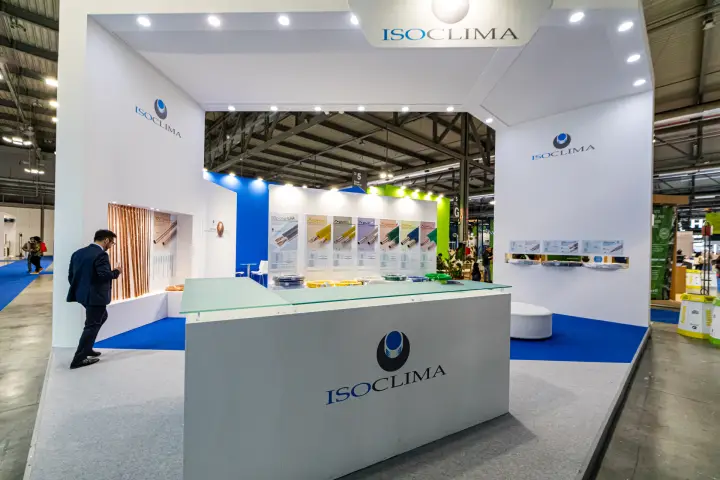 Isoclima stand with insulated copper pipes and colour-coded tubes at MCE 2024