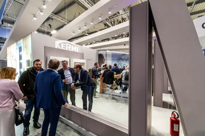 Kermi stand with soft grey walls and glass balustrade at the entrance