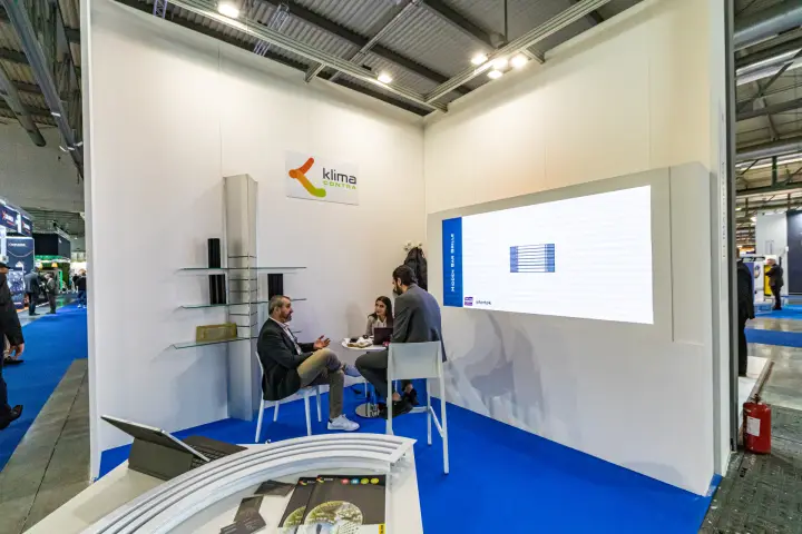 Klima Contra stand with Hidden Bar Grille on screen and curved grilles