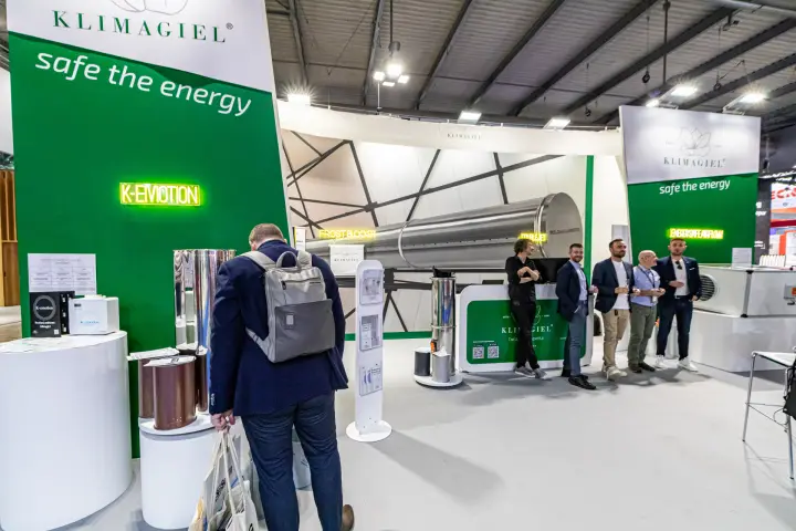Klimagiel stand with 'safe the energy' wall and K-EMOTION display
