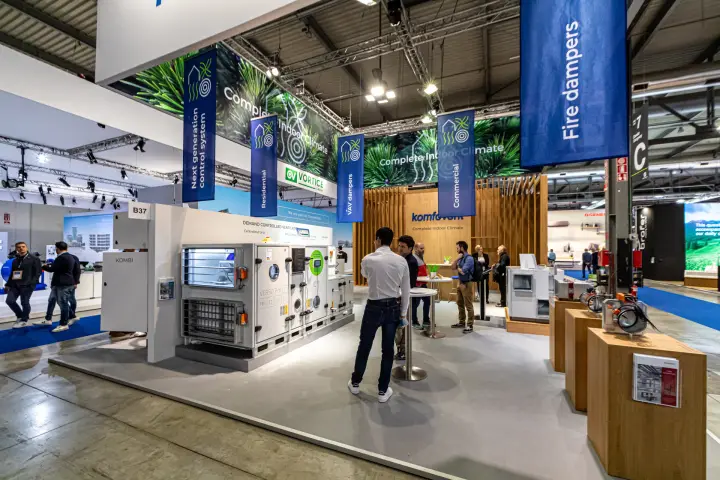 Komfovent stand with VERSO Pro air handling unit and fire damper display
