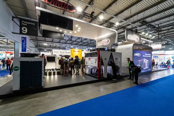 Lennox stand overview with R290 and R32 units and Evio screen in Hall 9 at MCE 2024