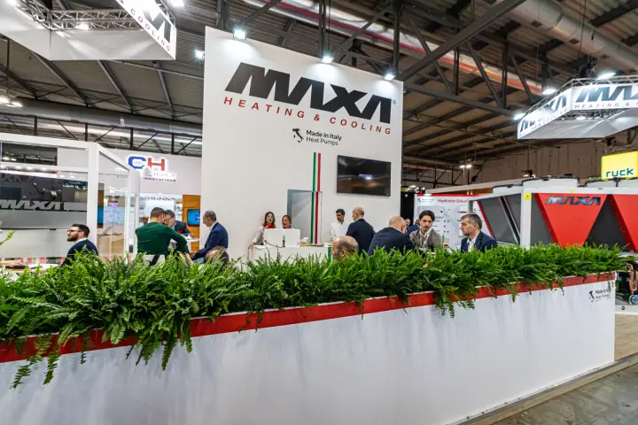 Maxa meeting area behind a fern planter with Made in Italy Heat Pumps tower at MCE 2024