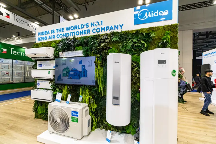Midea R290 split units and outdoor unit on a moss and fern wall at MCE 2024
