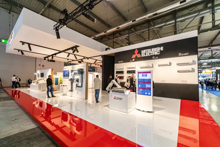 Mitsubishi Electric stand with Linea PLUS and SMART split units