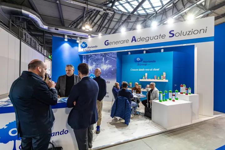 Morlando Group stand with refrigerant cylinders and the slogan Generare Adeguate Soluzioni