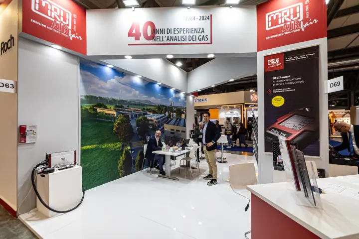MRU Airfair stand marking 40 years of gas analysis with a DELTAsmart banner