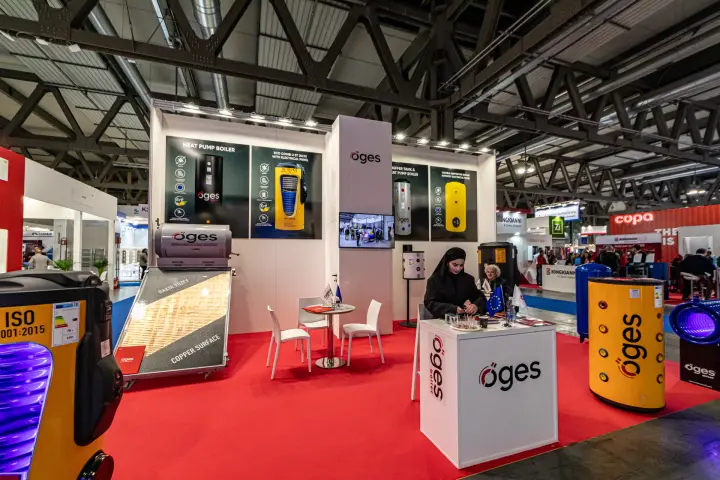 Öges stand with heat pump boilers, buffer tanks and a flat solar collector