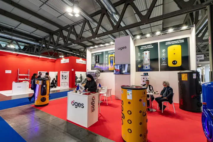 Öges stand seen from the aisle with yellow buffer tank and black heat pump boiler