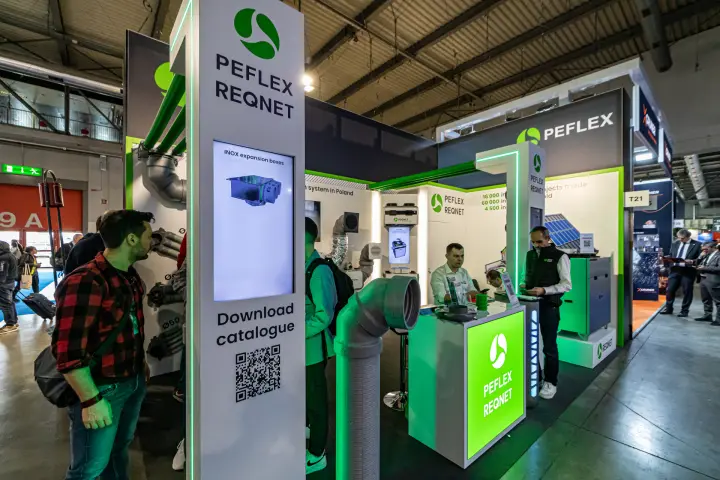 Peflex Reqnet column with INOX expansion boxes and catalogue QR code at MCE 2024