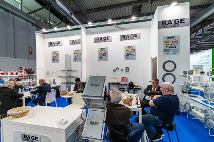 RA.GE Service stand with appliance spare parts and full meeting tables
