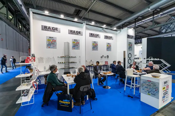 RA.GE Service stand with compressors and spare-part racks at the aisle corner