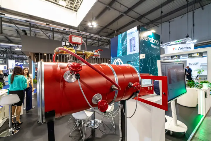 Red instrumented cylinder demo with control panel at Cimi stand at MCE 2024