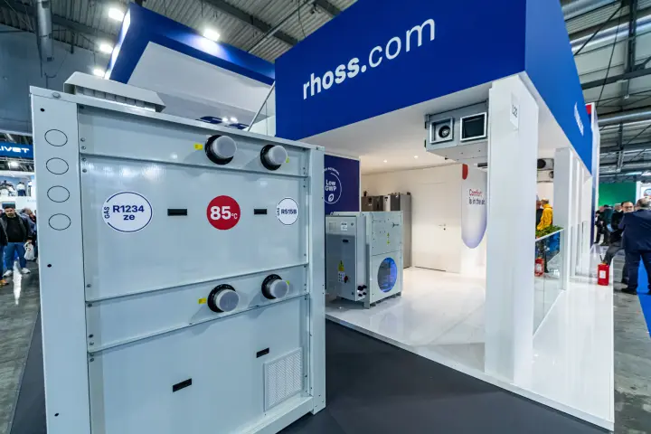 Rhoss stand L22 with a high-temperature unit badged R1234ze and 85°C at MCE 2024