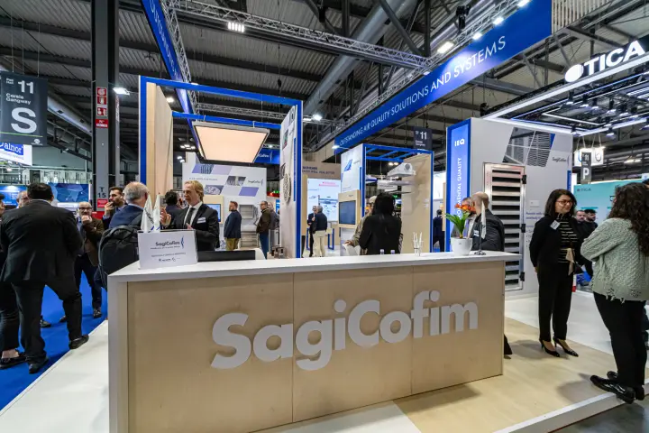 SagiCofim plywood reception counter with visitors at MCE 2024