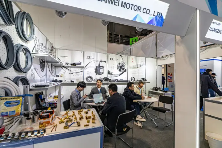 Saiwei shelves with tangential fans, gaskets and brass fittings at MCE 2024