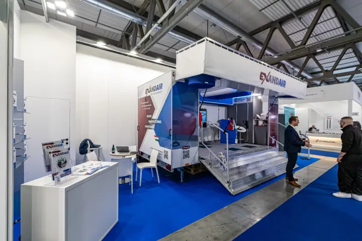 Side view of the Exandair trailer stand with brochure counter