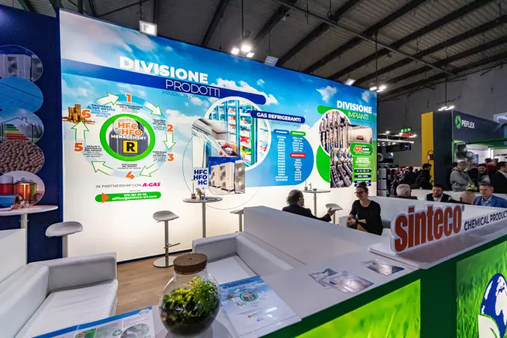 Sinteco lounge with refrigerant waste management cycle on the back wall