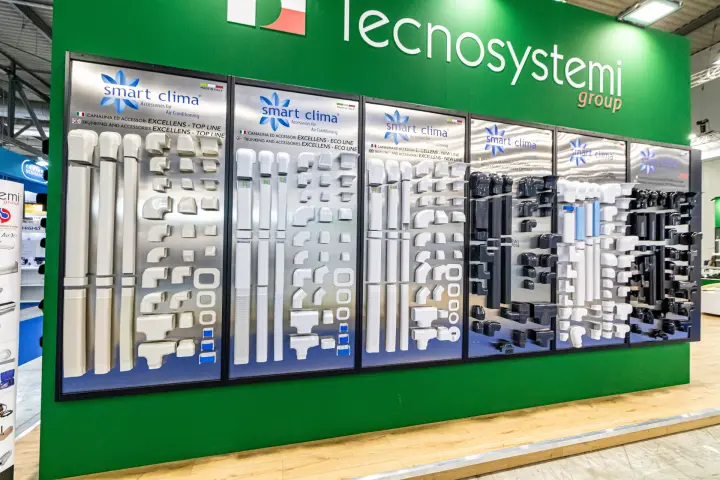 Smart clima Excellens and Optima trunking ranges on the Tecnosystemi wall