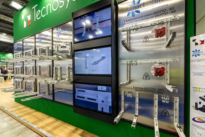 Smart clima Giotto brackets for outdoor units on the Tecnosystemi stand at MCE 2024