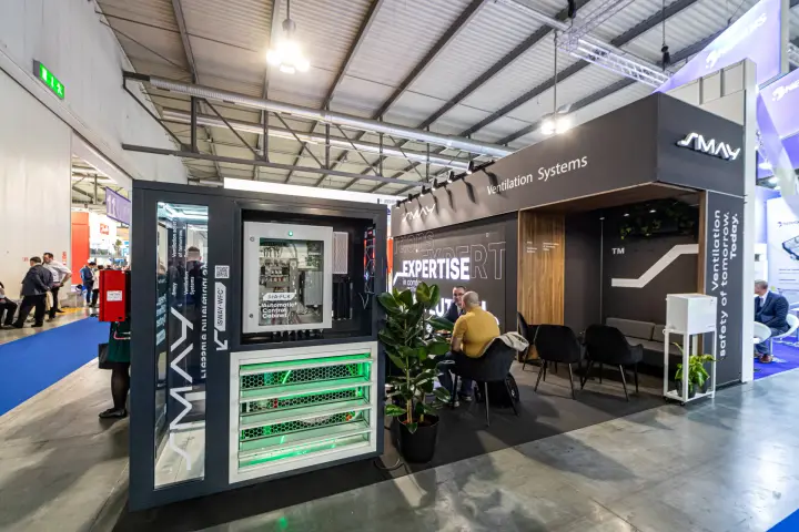Smay iSWAY-WFC display with SzA-FCK automatic control cabinet and green louvres at MCE 2024