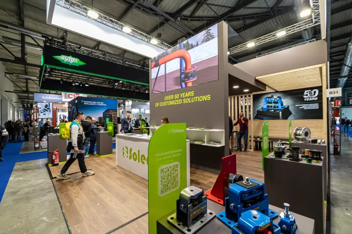 Soleco anti-seismic mounts displayed in front of an LED wall