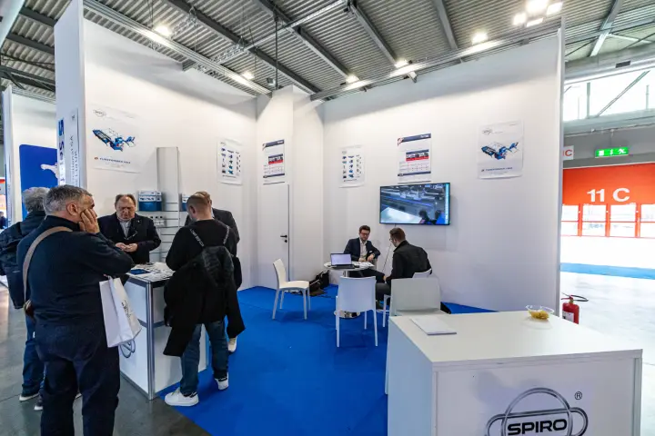 Spiro stand with Tubeformer 1602 posters and machine video
