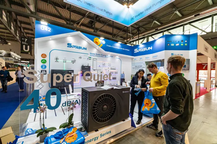 Sprsun 'Super Quiet 40 dB(A)' heat pump display at stand U42
