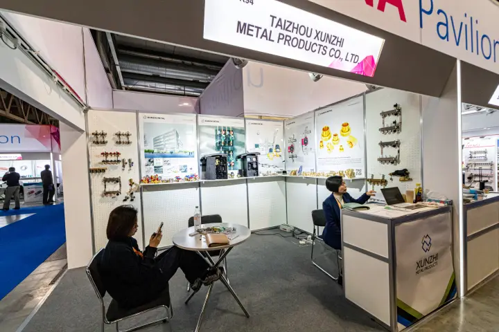 Taizhou Xunzhi Metal Products booth with brass manifolds and pump groups