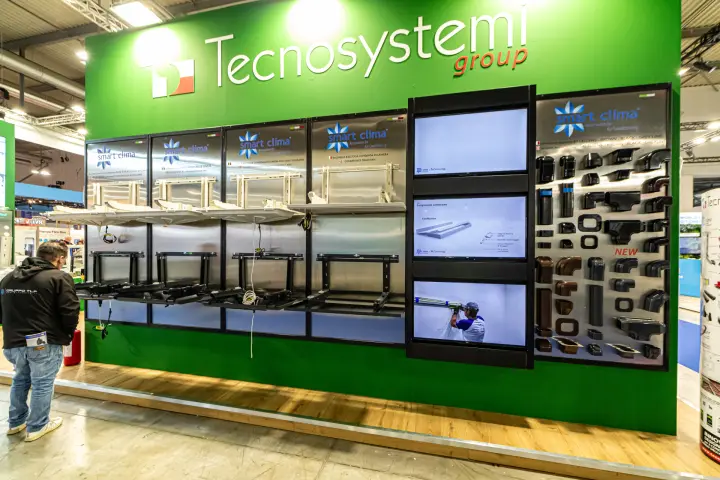 Tecnosystemi condensate drain pans and coloured Excellens trunking line
