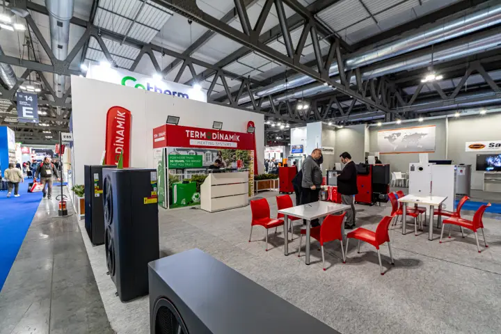 Termodinamik heat pumps along the aisle and red meeting chairs