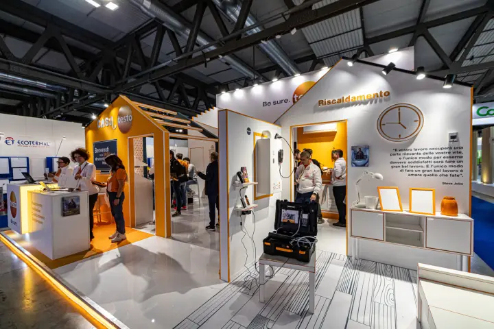 Testo 'Riscaldamento' room with an open instrument case and boiler mock-up at MCE 2024