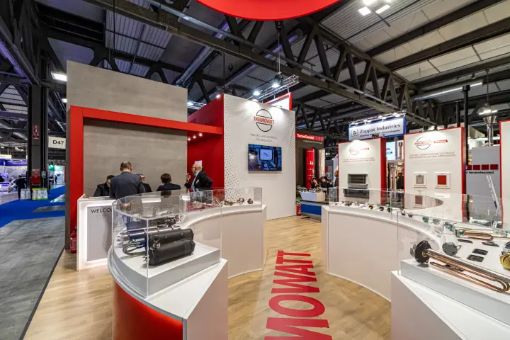 Thermowatt heating elements in curved glass display counters