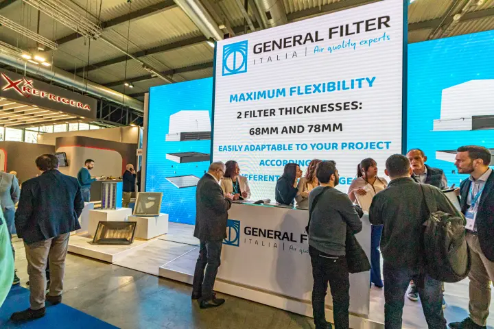 Visitors crowd the General Filter Italia counter under a 'Maximum Flexibility' screen