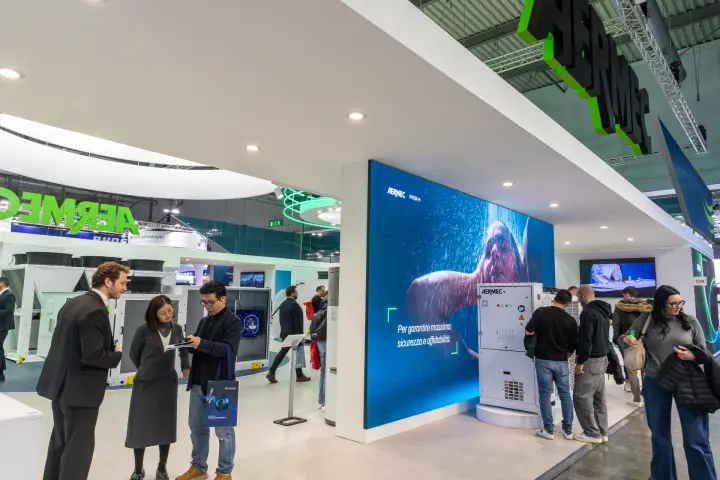 Aermec PRGI-H unit and LED wall with 'massima sicurezza e affidabilità' line at MCE 2026