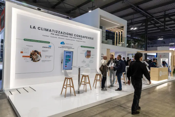 Airzone double-deck stand promoting Airzone Cloud and Enerface