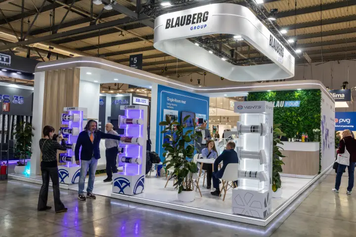 Blauberg stand corner with lit single-room ventilator display columns
