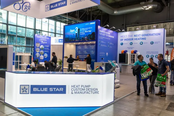 Blue Star stand with indoor monobloc heat pumps and an Italian-language video screen