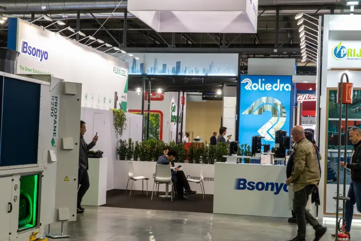 Bsonyo stand with compressor counter and hedge-lined seating area